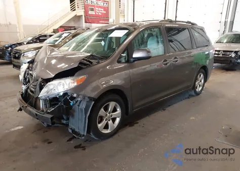 2014 Toyota Sienna Le V6 8 Passenger z USA, uszkodzony, nr VIN 5TDKK3DC9ES506519